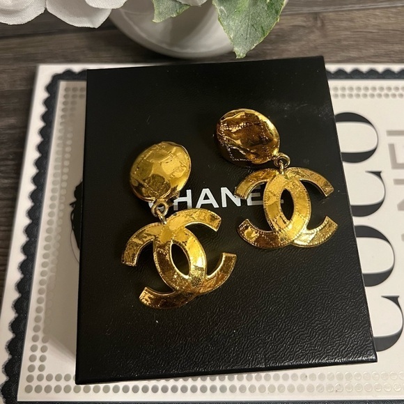 RARE Statement Large 24K Gold Plated Chanel Vintage Dangle Earrings - Picture 1 of 10